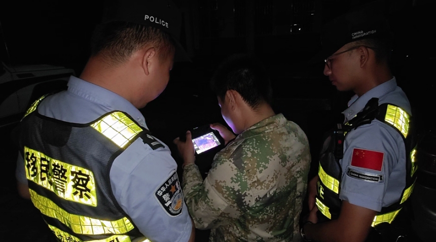 ドローンで43頭の野生アジアゾウを見(jiàn)守る雲(yún)南省の警察官