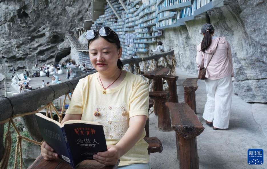 「斷崖書店」が市民や観光客に人気　広西