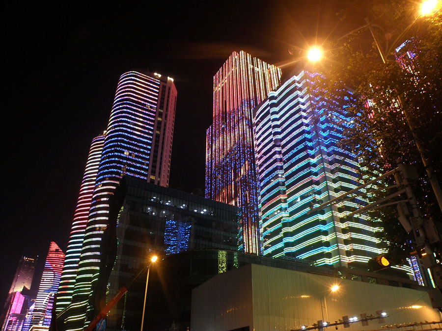 作者：さわ　撮影場所：山東省青島市五四広場今までテレビやSNSで拝見していた中國の風景を、初めて実際に訪問し、多くの美しい景色や夜景を鑑賞してまいりました。日本にいる際には得られなかった情報の限界から、訪れた際の美しさに深い印象を受け、私の目も輝いているように感じました。再度訪問したいという思いが一層強くなっております。カメラ初心者としては、特にお気に入りの一枚の寫真となりました。