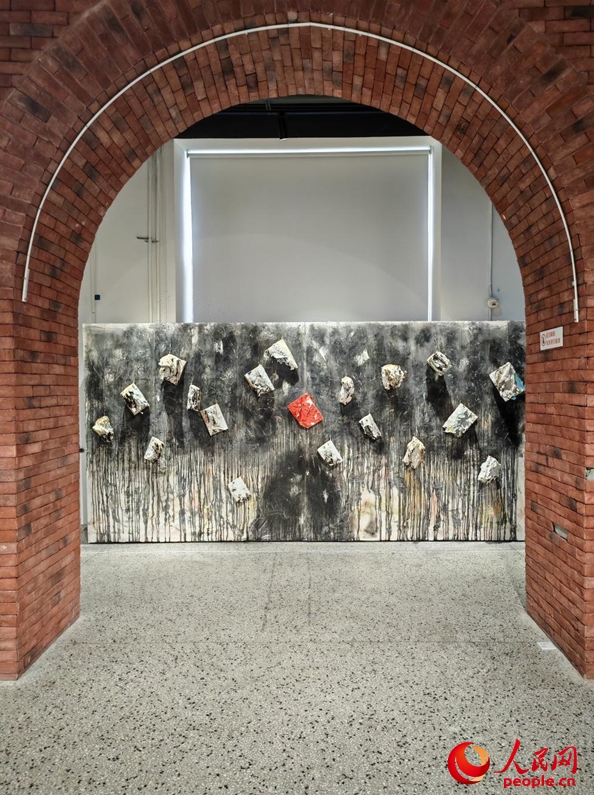 7月25日から8月18日までの期間、イタリア風(fēng)情區(qū)內(nèi)にある「NEX意巷」で開催されているデジタル?スマート時代における「未來の夢想」をテーマにしたアート展「奇點(diǎn)將至」。寫真は展示作品の「焚」（撮影?張靖）。