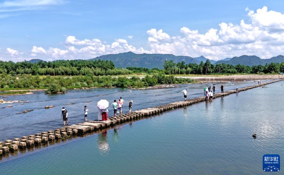 浙江省臺州市仙居県にある永安渓の白塔鎮(zhèn)區(qū)間を遊覧する観光客（8月11日、ドローンによる撮影?王華斌）。