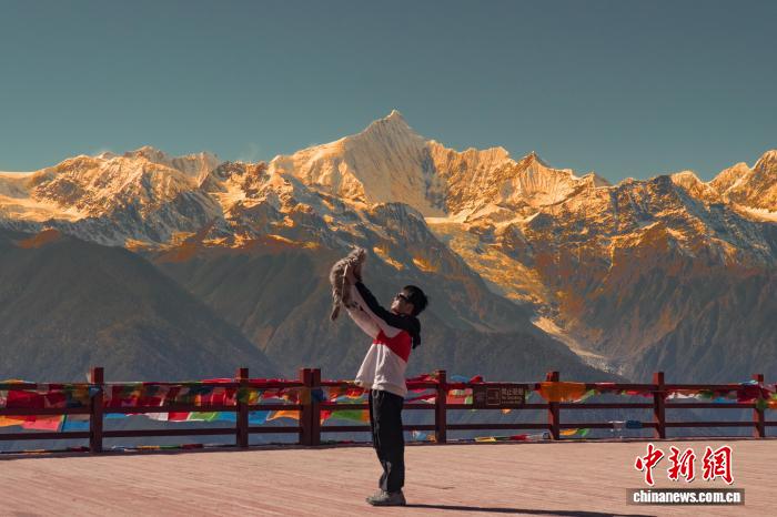 ペットのネコと一緒に雲(yún)南省をドライブ旅行した譚錦宸さん（寫真提供?取材対象者）。