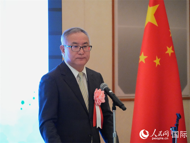 挨拶する楊慶東在福岡中國総領(lǐng)事（撮影?許可）。