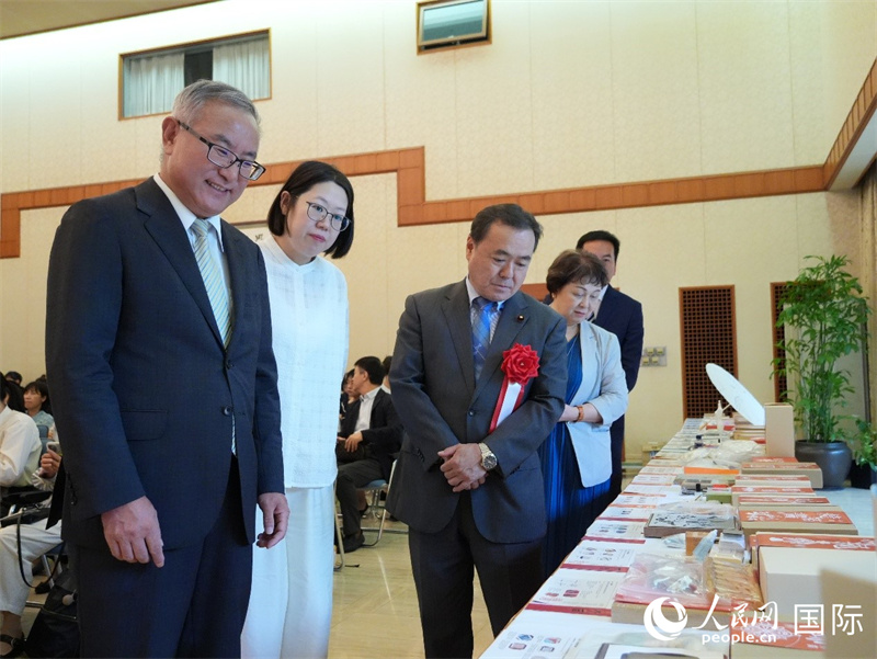 二十四節(jié)気や中國無形文化遺産関連の作品を見るゲスト（撮影?許可）。