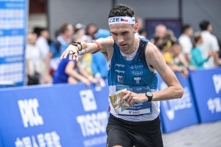 8月10日、2025年成都ワールドゲームズのオリエンテーリング男子短距離決勝で走るチェコのクリブダ選手。