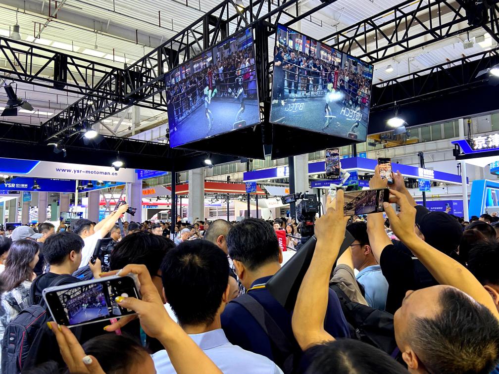 人だかりができた宇樹科技のロボットによるボクシングパフォーマンス（撮影?魏夢佳）。