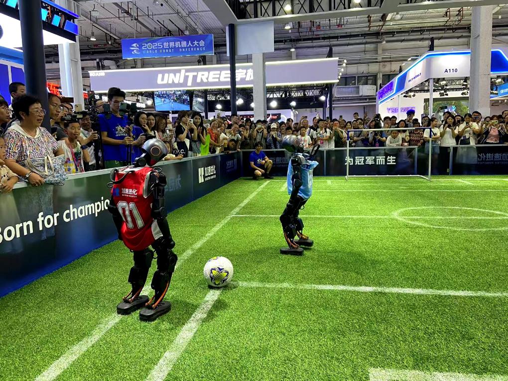 サッカーのテクニックを披露する「北京加速進(jìn)化科技」が開発したロボット（撮影?魏夢佳）。