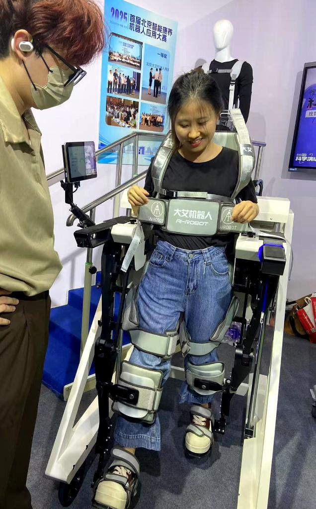 外骨格アシストロボットを試す女性（撮影?魏夢佳）。