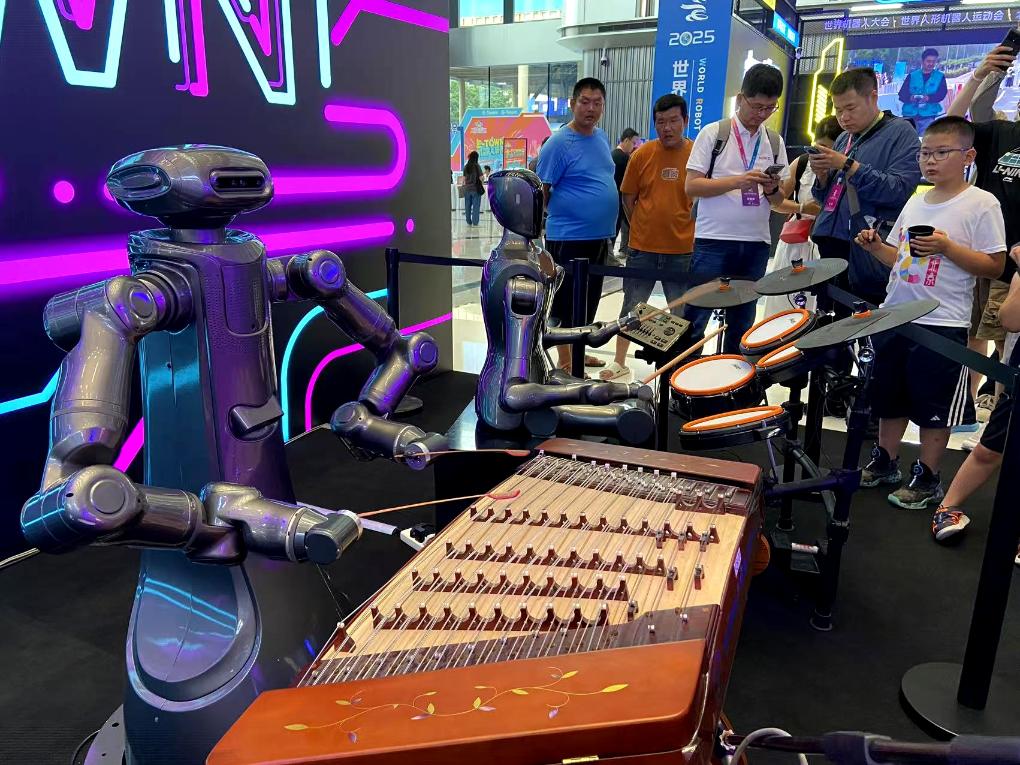 揚(yáng)琴とドラムを演奏するロボット（撮影?魏夢佳）。