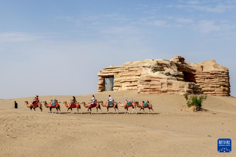 「砂漠の門」が新たな人気観光スポットに　新疆?阿拉爾