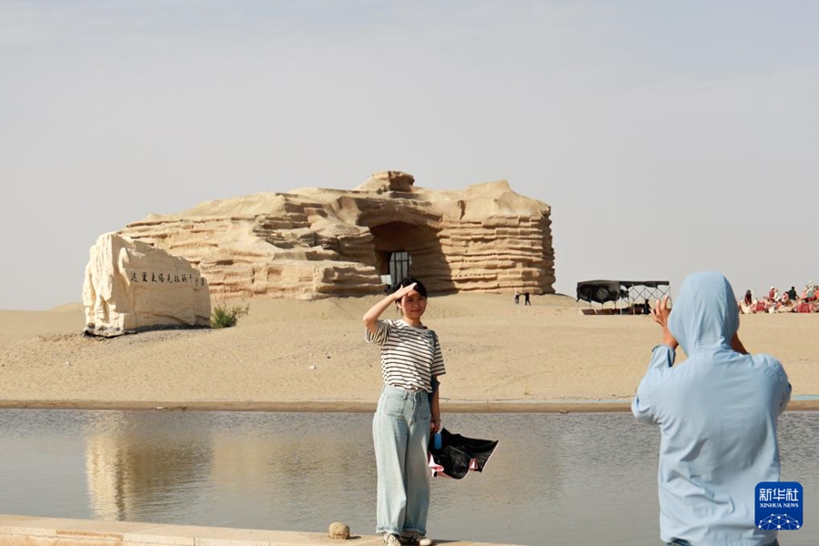 「砂漠の門」が新たな人気観光スポットに　新疆?阿拉爾