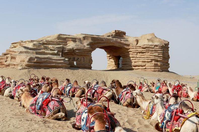 「砂漠の門(mén)」が新たな人気観光スポットに　新疆?阿拉爾