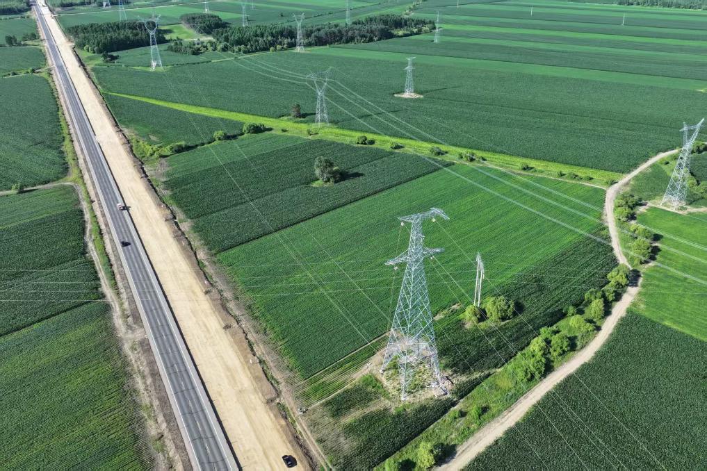 國家電網(wǎng)黒竜江電力は、安北―黒河換流所500kV送電線工事を加速的に推進(jìn)中。（畫像提供：國家電網(wǎng)黒竜江省電力有限公司）