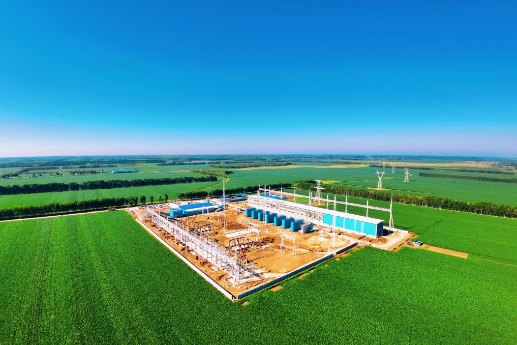 建設(shè)中の國家太陽光発電?エネルギー貯蔵実証実験プラットフォーム（大慶拠點(diǎn)）500キロボルト（kV）変電所。（畫像提供：國家電網(wǎng)黒竜江省電力有限公司）