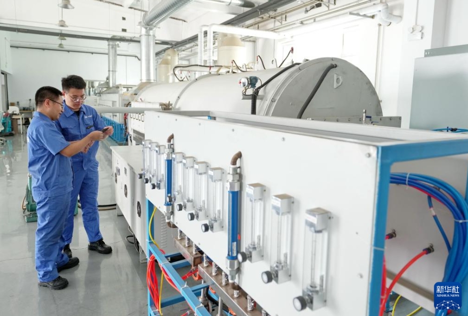 河北省秦皇島市海港區(qū)の水素燃料電池企業(yè)の生産現(xiàn)場で働く作業(yè)員（8月11日撮影?楊世堯）。