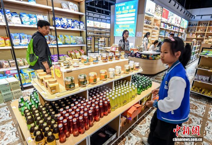 「一帯一路」共同建設(shè)國の輸入品が烏魯木斉に勢揃い　新疆