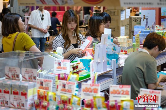 商品を並べる出展企業(yè)（撮影?陳永諾）。