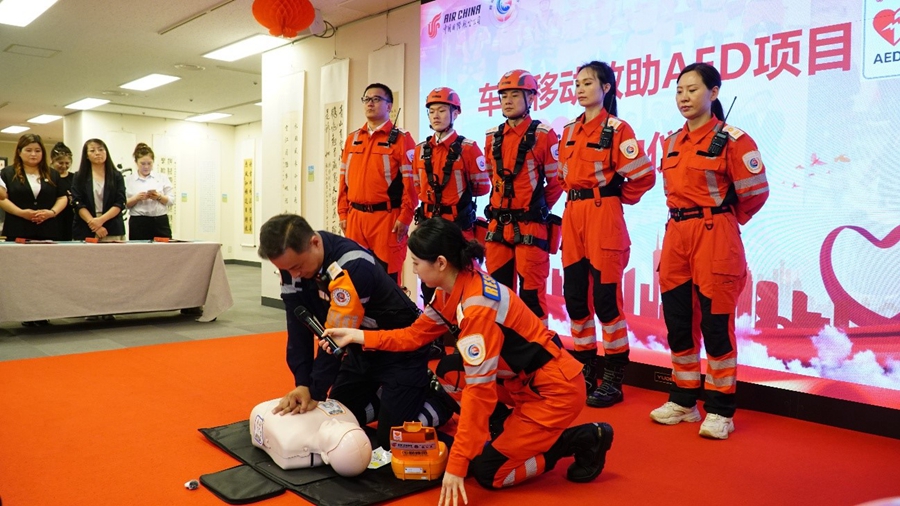 CPR（心肺蘇生法）とAEDの使い方を?qū)g演する「龍チャリティー協(xié)會(huì)」の救助隊(duì)（撮影?蔣暁辰）。