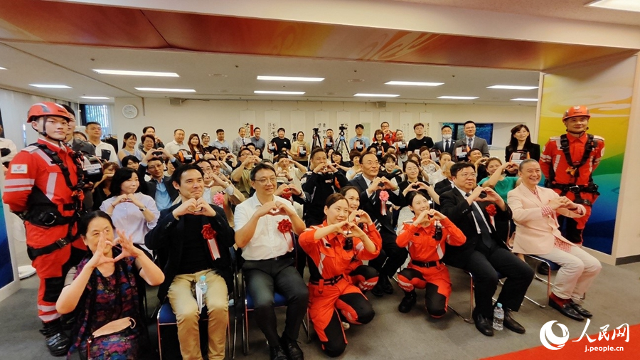 記念寫真を撮影するゲストと參加した人々（撮影?蔣暁辰）。