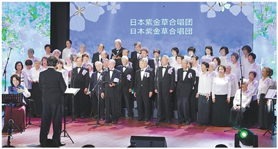 3月27日、南京市建鄴區(qū)少年宮劇場(chǎng)で開催された合唱コンサート「歴史を銘記し、平和を大切にする」で歌う紫金草合唱団。寫真提供：中國(guó)侵略日本軍南京大虐殺遭難同胞紀(jì)念館。