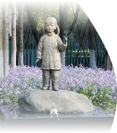 中國(guó)侵略日本軍南京大虐殺遭難同胞紀(jì)念館の紫金草花園に靜かに佇む「紫金花の少女」の銅像。寫真提供：中國(guó)侵略日本軍南京大虐殺遭難同胞紀(jì)念館。