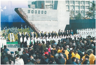 2003年、中國(guó)侵略日本軍南京大虐殺遭難同胞紀(jì)念館で公演する紫金草合唱団。寫真提供：大門康睦氏。