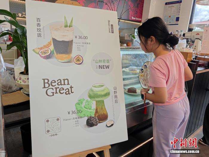 カフェでデザートを選ぶ子供（撮影?劉冉陽）。