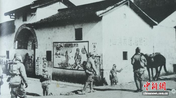 広東省清遠(yuǎn)市英徳市青塘鎮(zhèn)で、舊日本軍が撮影した「倭寇よ、山河を返せ！」の抗日のスローガンが書かれた壁（寫真提供?広東省公文書館）。