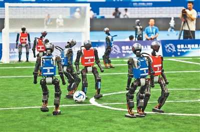 5対5サッカーの試合會(huì)場(chǎng)では、競(jìng)い合う人型ロボット。撮影?張武軍