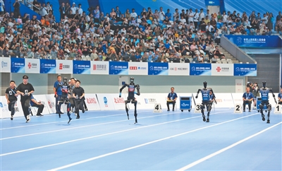 注目の100メートル走決勝戦は8月17日午後に行われ、21.50秒の記録で金メダルを獲得したエンボディド天工のロボット「Ultra」（右から2體目）。撮影?王昊男