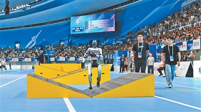 100メートル障害決勝では、33.71秒で優(yōu)勝した高羿科技チームの人型ロボット「宇樹(shù)G1」。撮影?王昊男