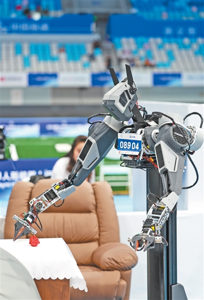 ホテルシナリオ清掃サービス技能競(jìng)技に登場(chǎng)した藍(lán)蟲(chóng)エンボディド人型ロボット。撮影?張武軍