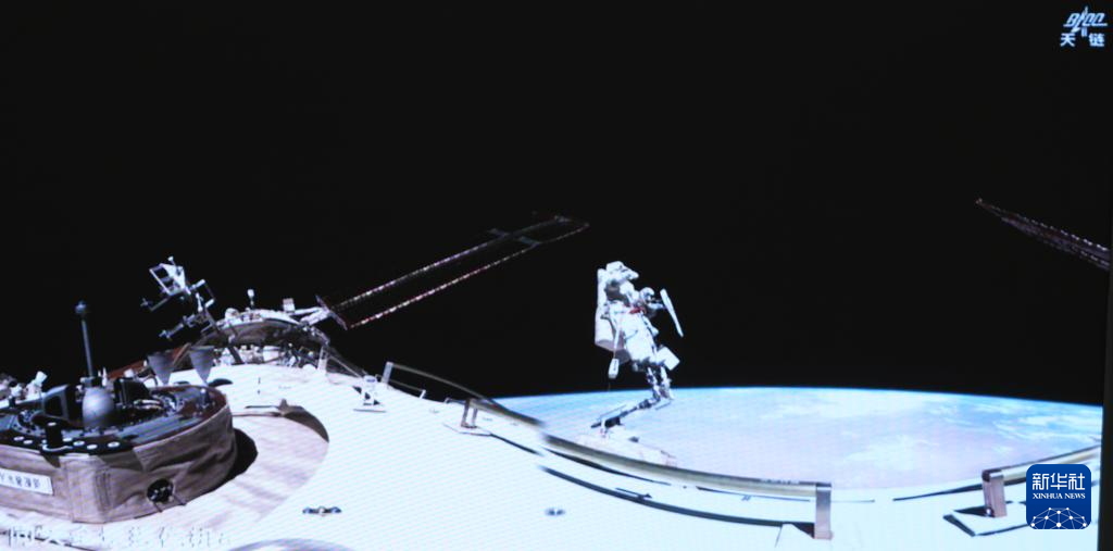 これは8月15日、北京宇宙飛行制御センターのスクリーンに映し出された、「神舟20號(hào)」の宇宙飛行士チームの陳冬氏が船外で作業(yè)する様子。撮影?厲彥辰
