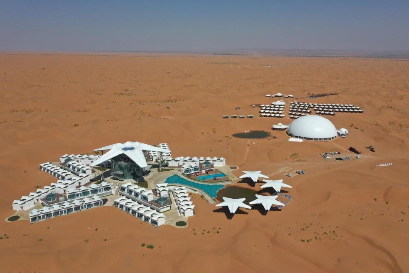上空から撮影した砂漠星星ホテル（撮影?張亮）。