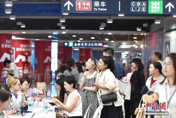 地下鉄駅構(gòu)內(nèi)で「就職ナイトフェア」開催　福建省福州