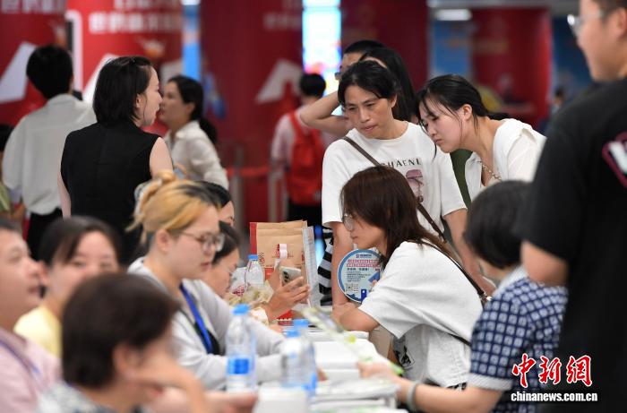地下鉄駅構(gòu)內(nèi)で「就職ナイトフェア」開催　福建省福州