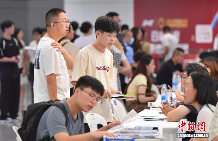 地下鉄駅構(gòu)內(nèi)で「就職ナイトフェア」開催　福建省福州
