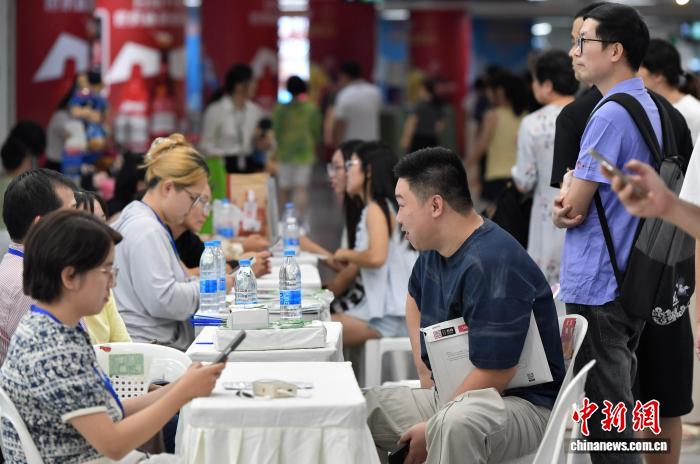 地下鉄駅構(gòu)內(nèi)で「就職ナイトフェア」開催　福建省福州