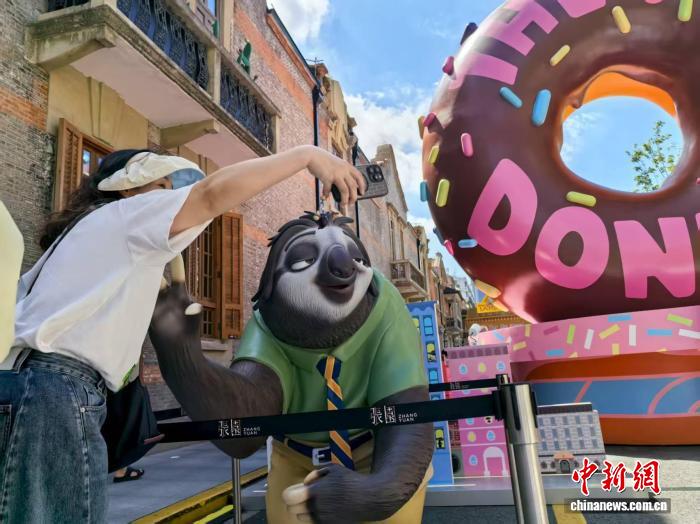 石庫門建築群に「ズートピア」のキャラが登場！　上海