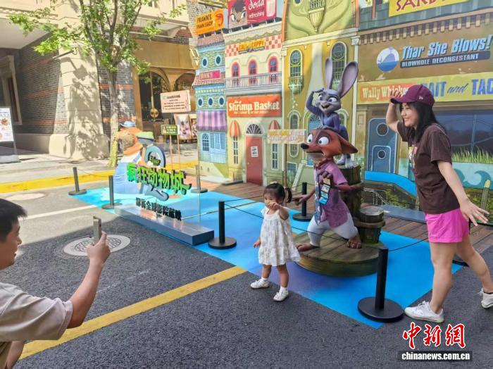 石庫門建築群に「ズートピア」のキャラが登場！　上海