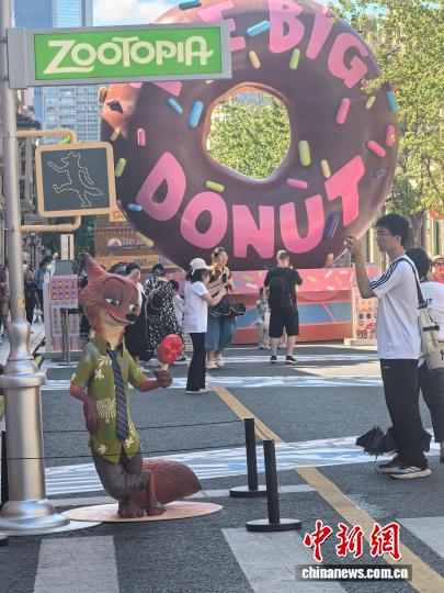 石庫門建築群に「ズートピア」のキャラが登場！　上海