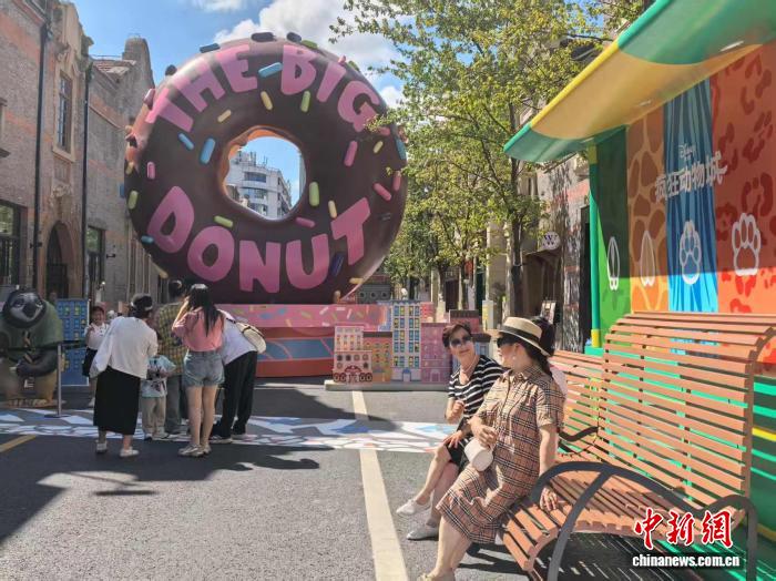 石庫門建築群に「ズートピア」のキャラが登場！　上海