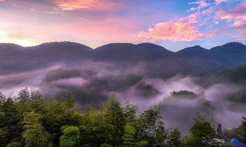 朝日に包まれ幻想的な景色広がる重慶市の沙渓村