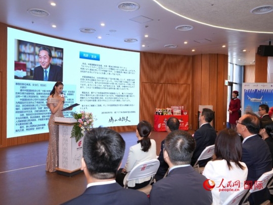 鳩山由紀(jì)夫元首相のお祝いメッセージを代読する司會者（撮影?許可）。