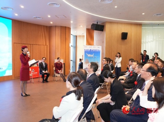 感動的な瞬間をシェアする國航の永久プラチナカード所持者や日本人乗務(wù)員、地上スタッフの代表（撮影?許可）。