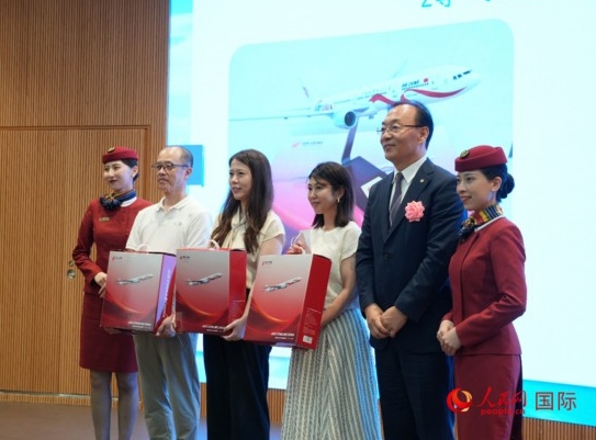 抽選の當(dāng)選者に賞品を授與した中國國際航空公司?日韓地區(qū)支社の馮力社長（寫真右から2番目、撮影?許可）。