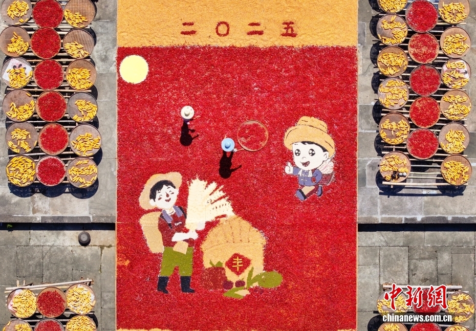 鮮やかな色合いの天日干し広がる呈坎古村　安徽省黃山