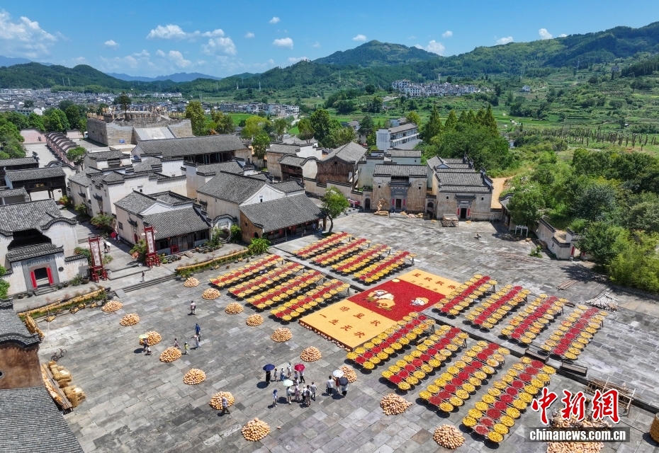 鮮やかな色合いの天日干し広がる呈坎古村　安徽省黃山