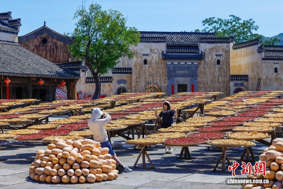 鮮やかな色合いの天日干し広がる呈坎古村　安徽省黃山