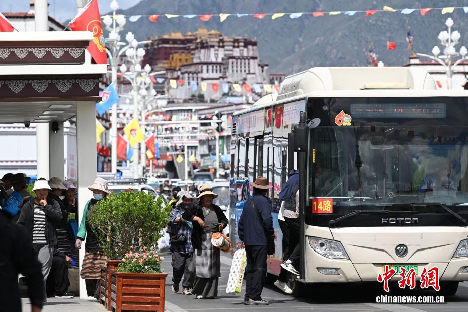 西蔵自治區(qū)成立60周年を控え祝賀ムードあふれる拉薩